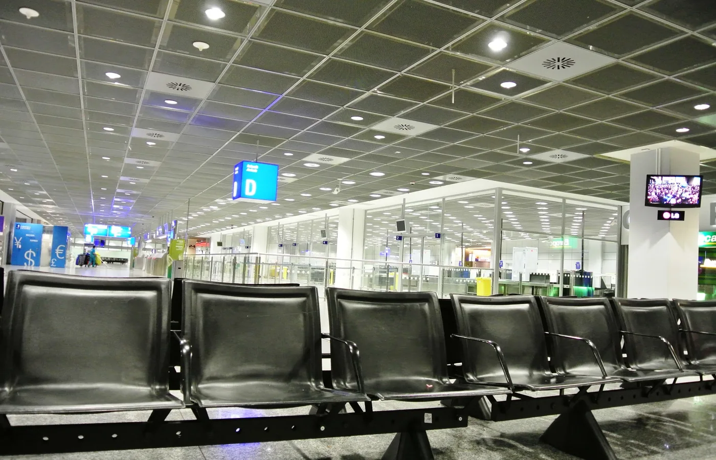 Wartebereich am Flughafen Frankfurt und Reisebereitschaft