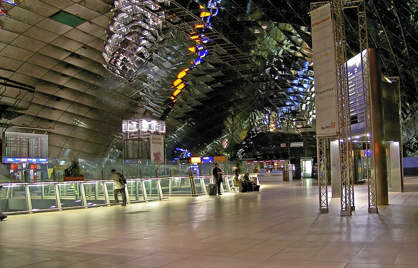 Fernbahnhof am Flughafen Frankfurt für schnellen FRA-Zugang