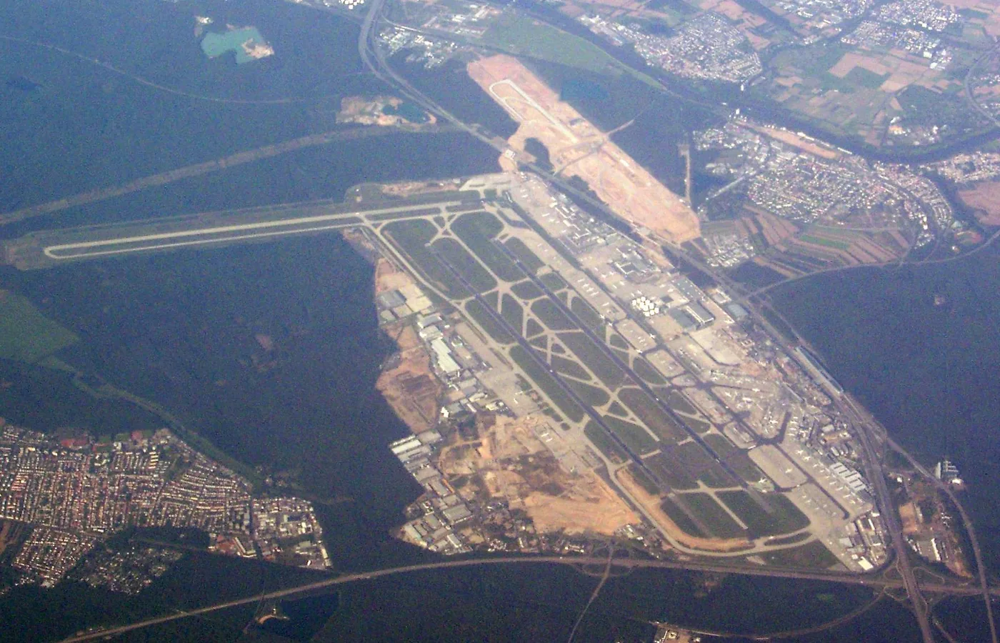 Luftbild des Flughafen Frankfurt und der Umgebung