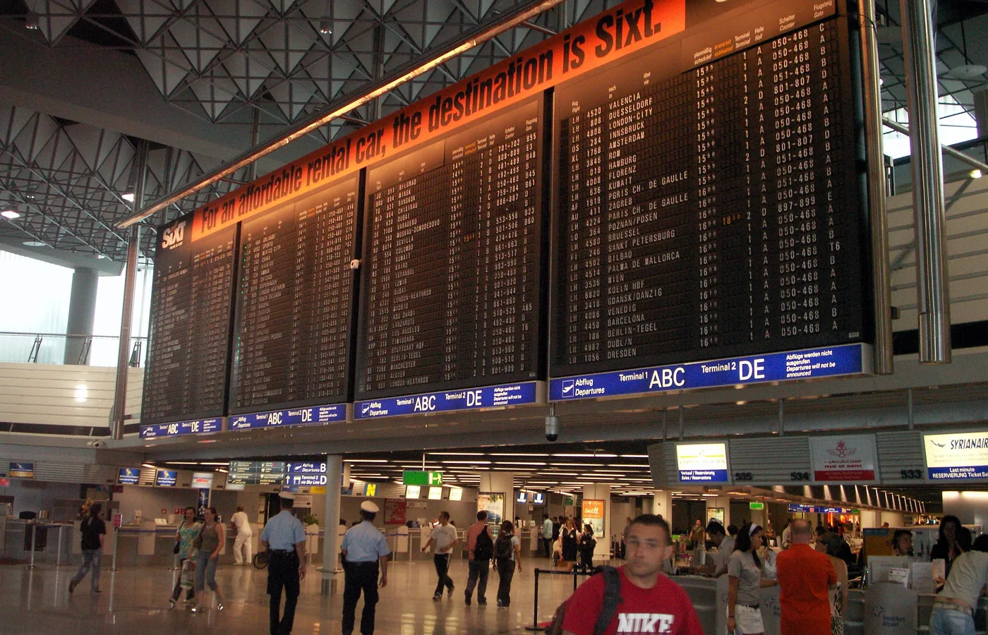 Abflugtafel am Flughafen Frankfurt für Routing-Prüfung
